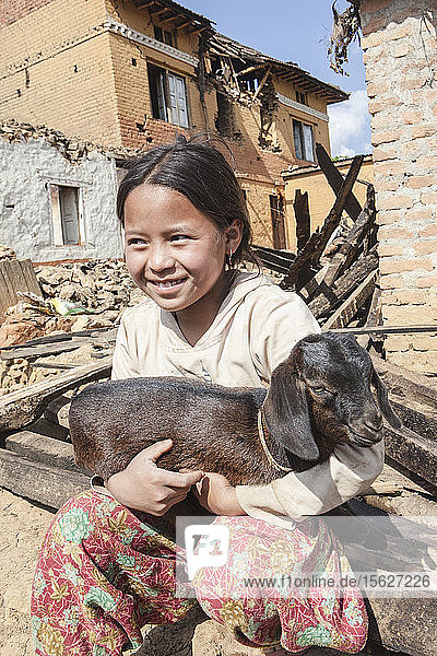 Rinder sind nicht nur Milchlieferanten für die Menschen in Lele  sondern werden als Familienmitglieder betrachtet und gleichermaßen geliebt. Das Dorf Lele  16 km von Patan entfernt. Nepal.