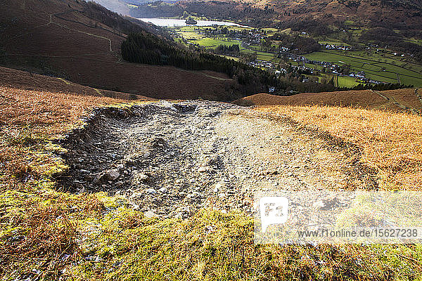 Der Sturm Desmond hat in Cumbria mit Überschwemmungen und Zerstörungen Verwüstung angerichtet. Der übersättigte Boden brach an vielen Stellen ein und hinterließ an vielen Berghängen Spuren von Erdrutschen  wie hier auf Stone Arthur oberhalb von Grasmere im Lake District  Vereinigtes Königreich.