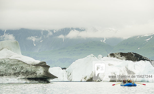 Lange Belichtung von Rafters Navigieren Eisberge auf Alsek See