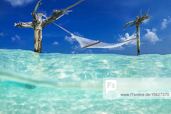 Berühmte Hängematte über dem Meer auf der Insel Gili Lankanfushi
