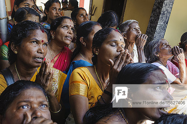 Hindu-Anhänger nehmen an einem religiösen Fest in der Nähe von Alappuzha  Kerala  Indien  teil.
