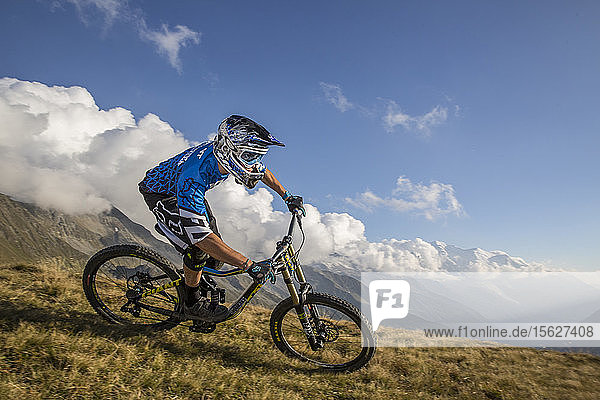 Berglandschaft mit Downhill-Biker  der am Ende des Tages im Chamonix-Tal  Chamonix  Hochsavoyen  Frankreich  auf einem Singletrail fährt