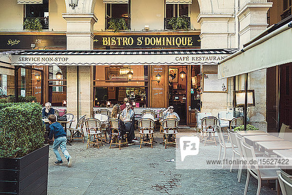 Vorderansicht eines Cafés in der Universitätsstraße in Paris  Ile-de-France  Frankreich