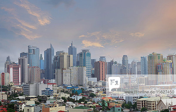 Moderne Stadtlandschaft mit Wolkenkratzern bei Sonnenuntergang  Makati  Manila  Philippinen