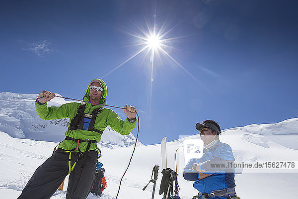 Denali National Park Service Ranger Dave Weber zeigt dem Phunuru Sherpa Seiltechniken. Der nepalesische Bergführer war 2009 der erste  der am Sherpa-Austauschprogramm teilnahm  das vom Khumbu Climbing Center organisiert wurde  um Bergsteiger- und Rettungskenntnisse zwischen Alaska und dem Himalaya auszutauschen. Im Jahr 2016 kam Phunuru zurück zum Denali.