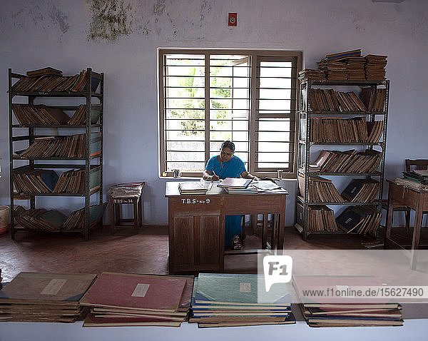 Ein Buchhalterbüro in einer Zigarettenfabrik (Bidi oder Biri) in der Nähe von Kannur  Kerala  Indien.