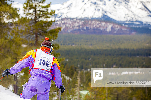 Ein Skifahrer schaut den Berg im Heavenly Ski Resort in South Lake Tahoe  Kalifornien  hinunter.