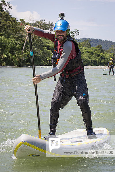 Foto eines Mannes beim Paddeln auf einem Stand-up-Paddleboard  peruanischer Amazonas  Manu-Nationalpark  Peru