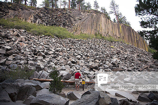 Diese beeindruckende Klippe aus 60 Fuß hohen Basaltsäulen entstand vor etwa 85.000 Jahren aus einem vulkanischen Strom. Als die Lava abkühlte  zerbrach sie in hohe  sechseckige Säulen  die viele Jahrhunderte später durch Gletschereinwirkung freigelegt wurden. Einst war der Devils Postpile Teil des Yosemite-Nationalparks  heute gehört er zur Ansel Adams Wilderness südlich des Yosemite.