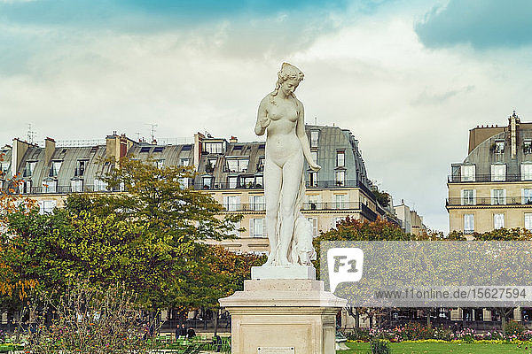 Blick auf eine historische Frauenstatue auf dem Platz des St. Jacques-Turms  Paris  Frankreich