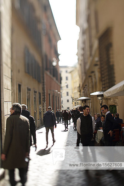 Tourist zu Fuß in Richtung der Straße von Fontana Di Trevi  Rom  Italien