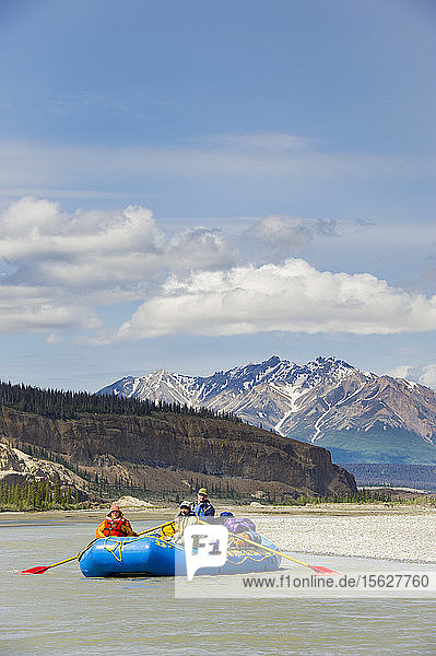 Gruppe von Rafters auf dem Alsek River in Alaska  Kanada