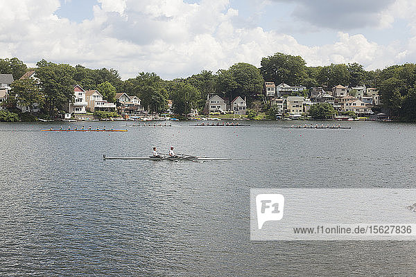 Mannschaftsboote bei einer Regatta auf einem Fluss mit Häusern und Bäumen am Flussufer  Worcester  Massachusetts  USA