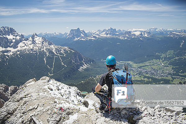 Rückansicht eines Mannes  der die Aussicht auf dem Klettersteig Ivano Dibona genießt