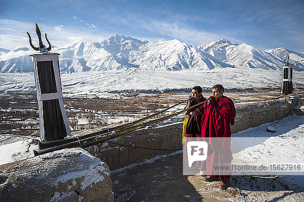 Ladakh (Land der hohen Pässe) ist eine Region Indiens im Bundesstaat Jammu und Kaschmir  die sich derzeit von der Karakoram-Bergkette im Norden bis zum Großen Himalaya im Süden erstreckt und von Menschen indoarischer und tibetischer Abstammung bewohnt wird. Es ist eine der am dünnsten besiedelten Regionen in Jammu und Kaschmir und seine Kultur und Geschichte sind eng mit der Tibets verwandt.