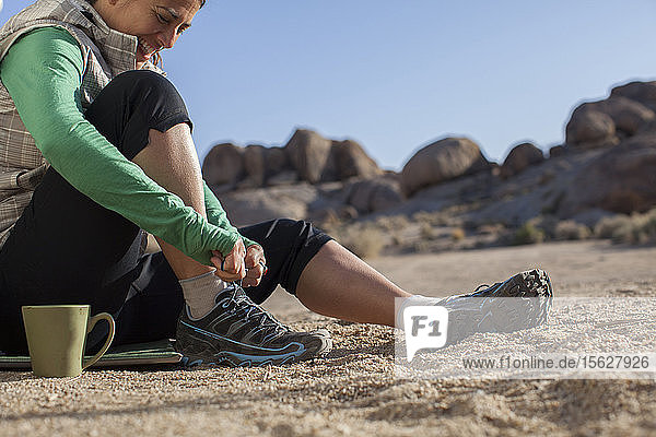 Frauen binden ihre Schnürsenkel für Trail Running in Alabama Hills National Recreation Area  Kalifornien  USA vorbereiten