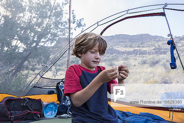Sechsjähriger Junge spielt im Zelt