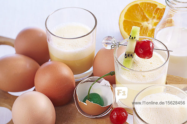 Golden Egg aus Orange  Milch  Vanilleeis  Eigelb  Limette und Fruchtspiess