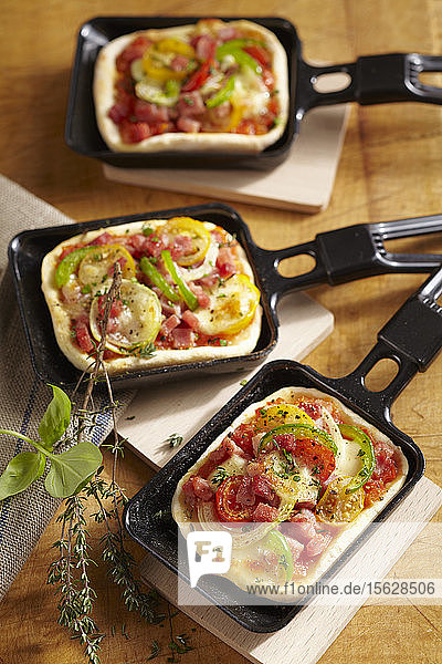 Kleines Pizza-Raclette aus dem Ofen mit Käse und Gemüse