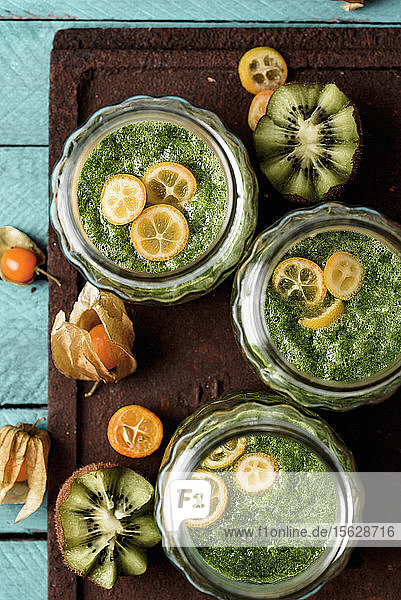 Grüner Smoothie mit Spinat  Kiwi  Spirulina und Kumquat