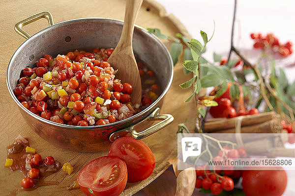 Ebereschen-Chutney mit Tomaten  Paprika und Sultaninen kochen
