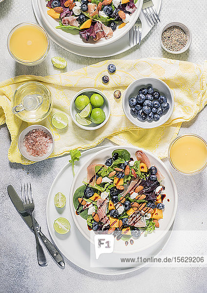 Frühlingssalat mit Mango  Heidelbeeren und Prosciutto