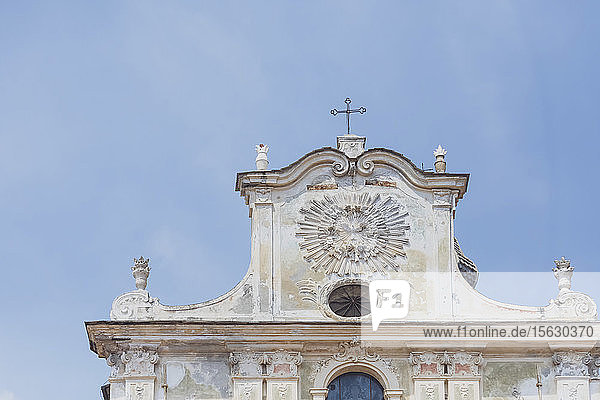 Niedrigwinkelansicht der Kirche bei strahlend blauem Himmel an einem sonnigen Tag  Riva Ligure  Italien
