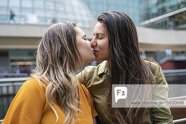 Liebevolles lesbisches Paar küsst sich in der Stadt  London  Großbritannien