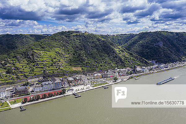 Luftaufnahme von Sankt Goar am Rhein bei bewölktem Himmel  Deutschland