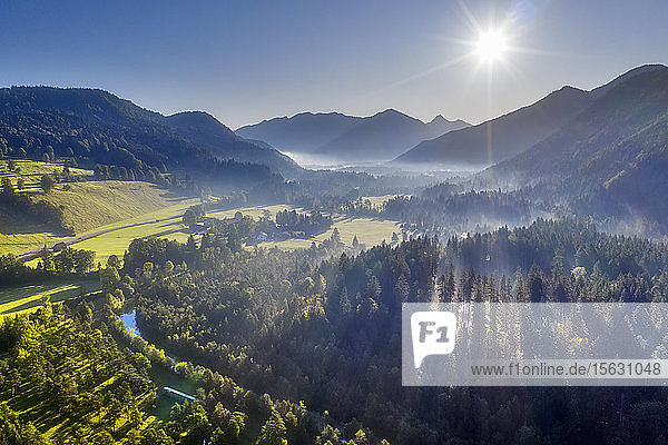 Deutschland  Bayern  Oberbayern  Isarwinkel  Jachenau  Fluss in Berglandschaft bei Sonnenaufgang
