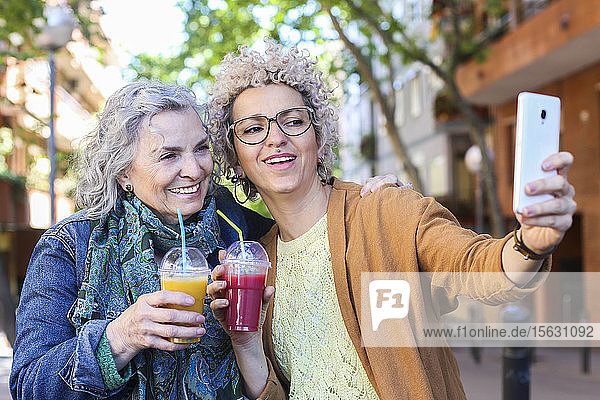 Ältere Mutter mit ihrer erwachsenen Tochter bei der Selbsthilfe in der Stadt