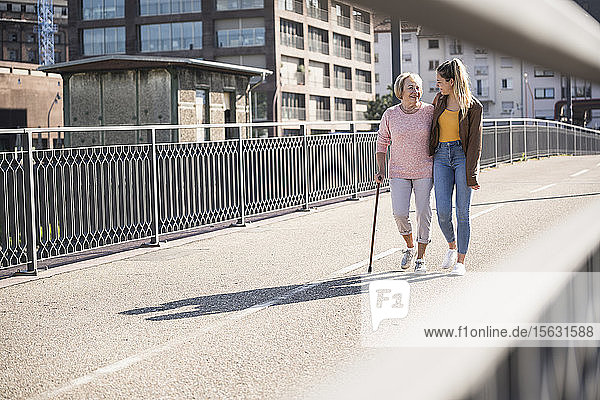 Enkelin und ihre Großmutter gehen auf einem Steg