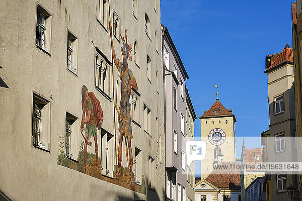 Außenansicht von Goliathhaus und Rathausturm in Regensburg  Oberpfalz  Bayern  Deutschland