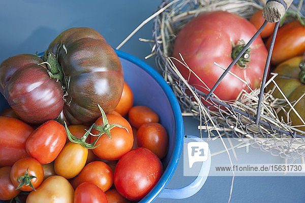 Hochwinkelansicht von Tomaten in Behältern auf dem Tisch