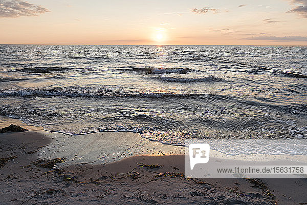 Szenische Ansicht der Ostsee gegen den Himmel bei Sonnenuntergang  Ahrenshoop  Deutschland