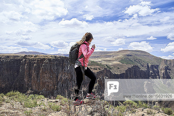 Frau wandert durch die Berge  Maletsunyane-Fälle  Lesotho