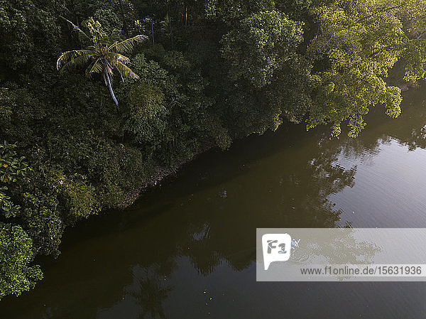 Drohnenschuss eines Nautikschiffes auf einem Fluss bei Bali  Indonesien
