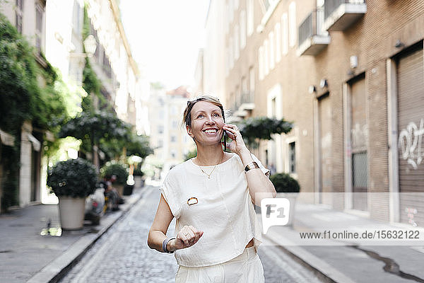 Lächelnde Frau mit Smartphone in der Stadt  Rom  Italien