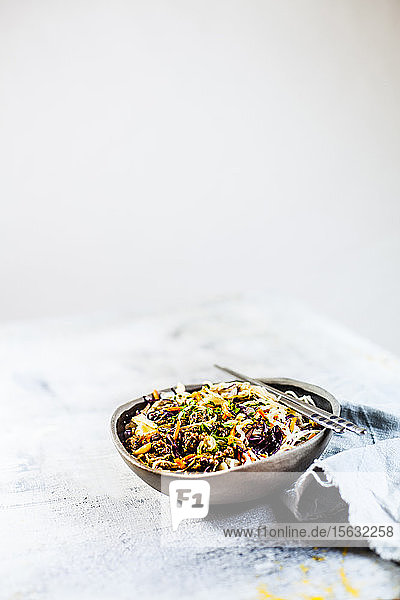 Rindfleischschale nach koreanischer Art, Low Carb mit Hackfleisch, Shirataki-Nudeln, Karotten und Rotkohl