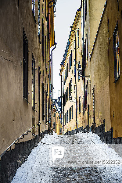 Enge Gasse im Winter in der Altstadt von Stockholm  Schweden