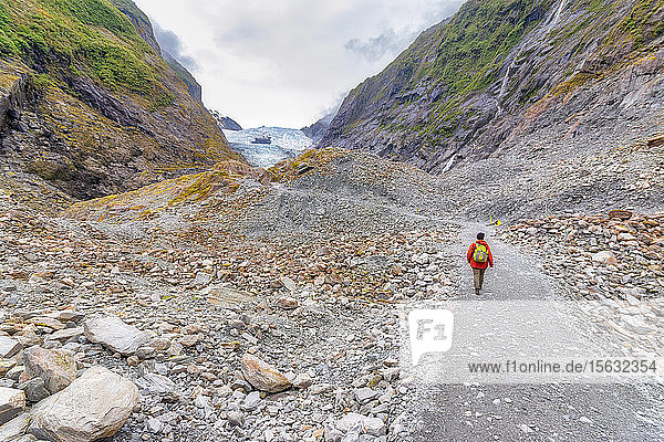 Wanderin beim Franz Josef Gletscherwanderweg  Südinsel  Neuseeland