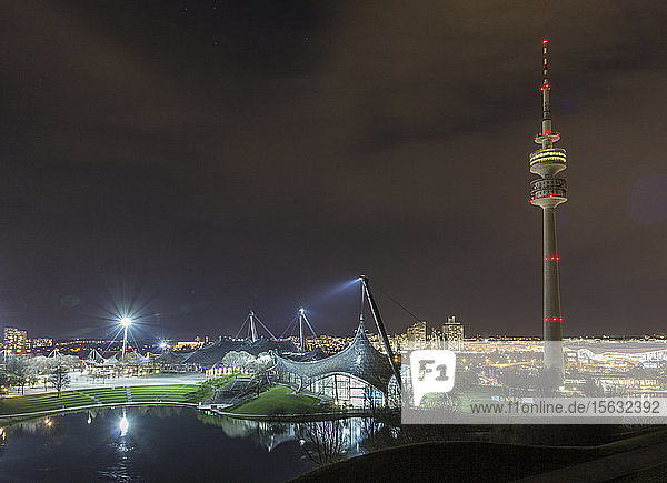 Olympiaturm gegen den nächtlichen Himmel in München  Deutschland