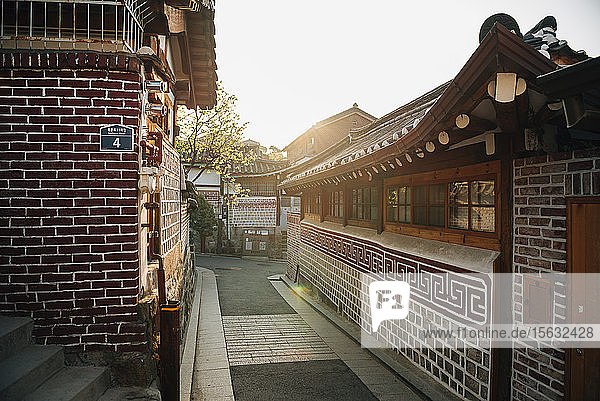 Traditionelle Häuser im Dorf Bukchon Hanok bei Sonnenaufgang  Seoul  Südkorea