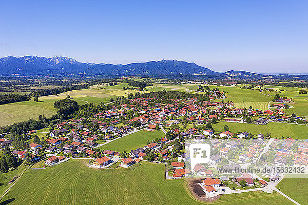 Luftaufnahme von Greiling bei klarem Himmel mit Benediktenwand und Blomberggebirge im Hintergrund  TÃ¶lzer Land  Oberbayern  Bayern  Deutschland