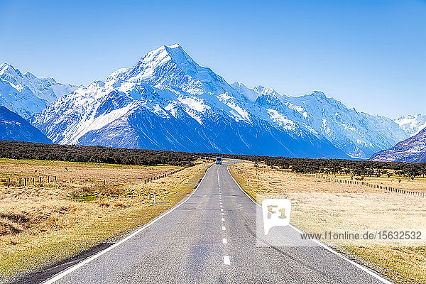 Neuseeland  Südinsel  abnehmende Perspektive des Starlight Highway auf schneebedeckte Berge