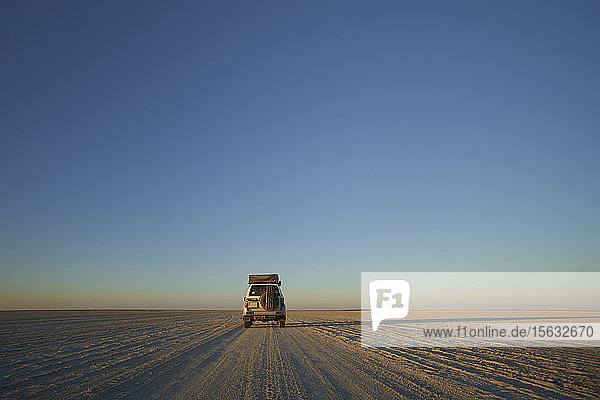 Geländewagen gegen klaren Himmel  Makgadikgadi Pans  Botswana