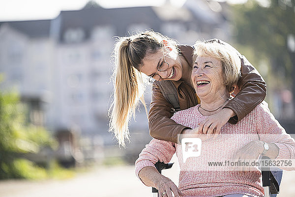Enkelin und ihre Großmutter lachen