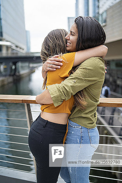 Glückliches lesbisches Paar umarmt sich in der Stadt  London  UK