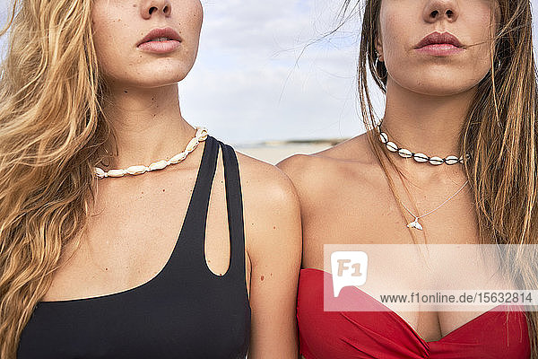 Nahaufnahme von zwei jungen Frauen am Strand