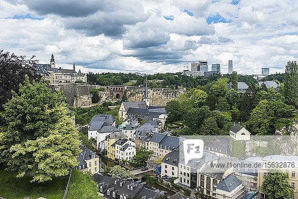 Hochwinkelansicht von Wohngebäuden in der Altstadt gegen den Himmel in Luxemburg